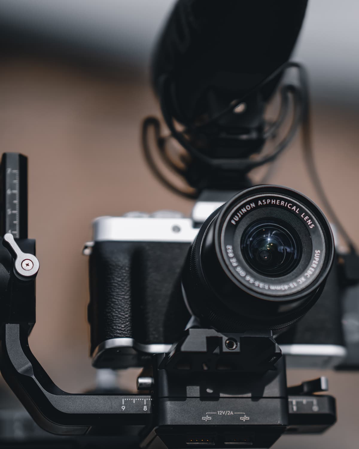 Kamera mit Mikrofon auf einem Gimbal, Nahaufnahme des Objektivs