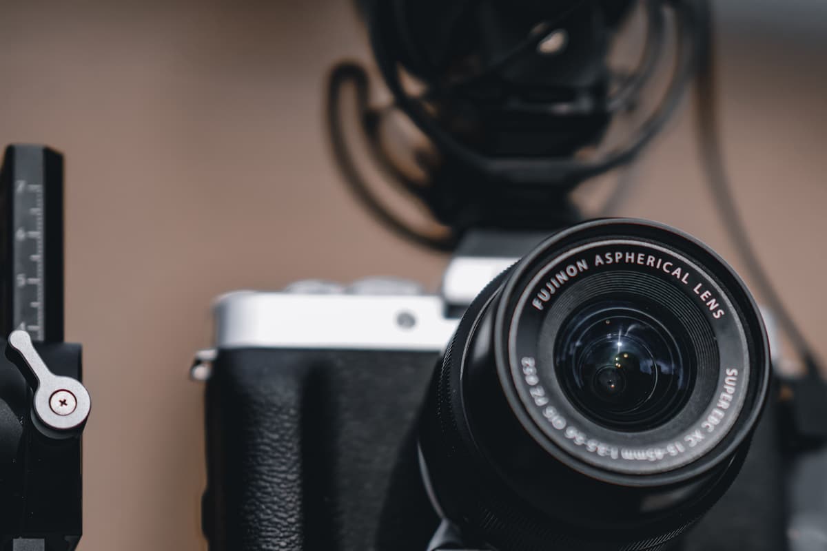Kamera mit Mikrofon auf einem Gimbal, Nahaufnahme des Objektivs