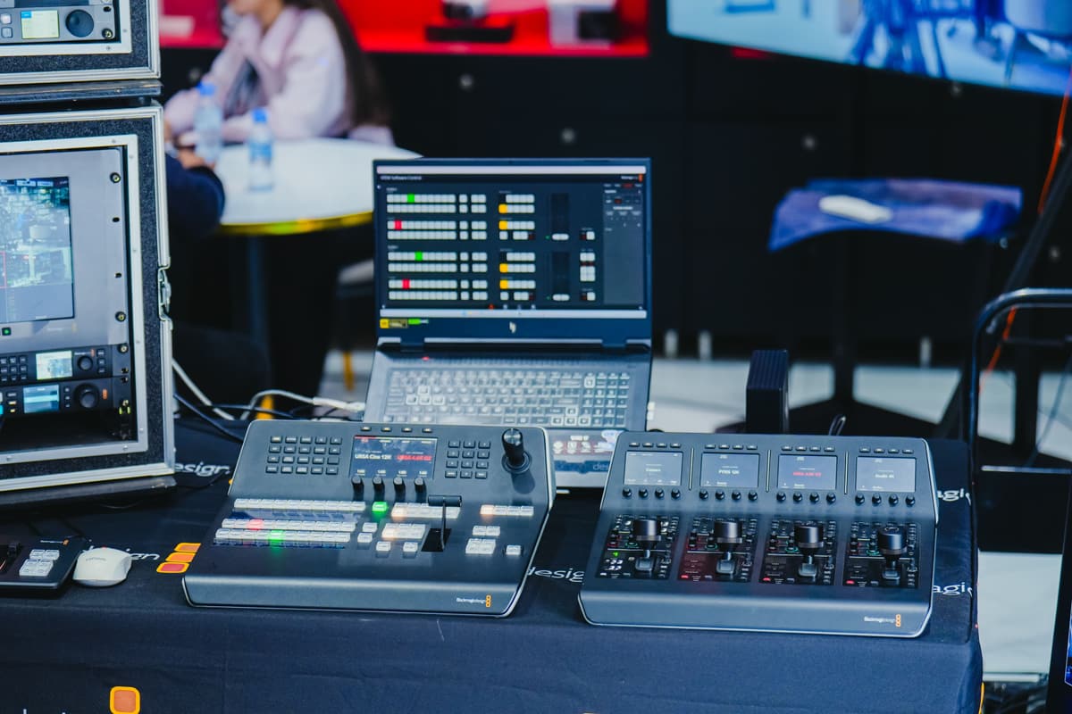 Videoregie-Arbeitsplatz mit Bildmischer-Bedienpult, Kamera-Steuerpult, Laptop mit Regiesoftware und Kontrollmonitor